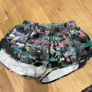 Lululemon low rise 2.5” hotty hot size 2